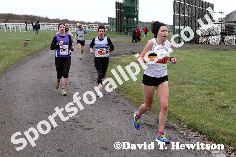 Melanie Henderson (Portobello) on her way to winning the Newcastle Racecourse Half Marathon, Newcastle Racecourse, Gosforth, Newcastle. Photo: David T. Hewitson/Sports for All Pics